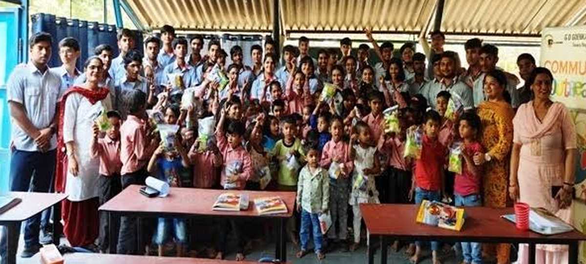 दीक्षा स्कूल में पढ़ने वाले वंचित बच्चों के साथ जीडी गोयनका के विद्यार्थी